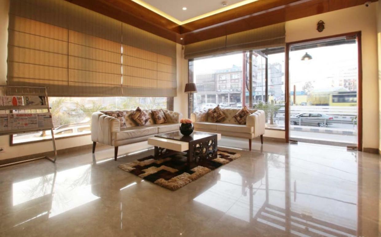 Al-Qasa Hotel Zirakpur Esterno foto